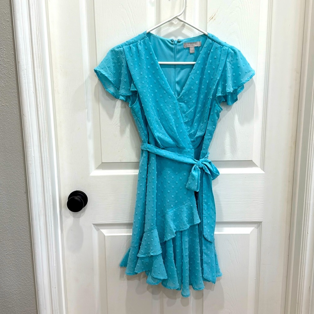 Women’s faux wrap dress with detachable fabric belt. Size xs.